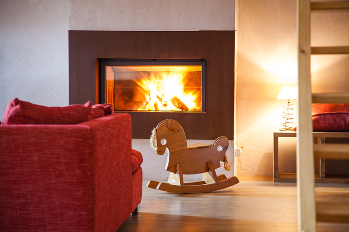 Séjour et salon avec cheminée - Gîte Versaya