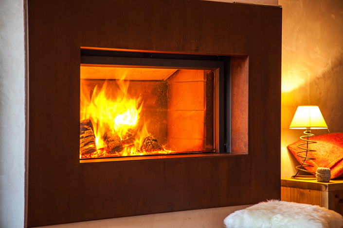 Séjour et salon avec cheminée - Gîte Versaya