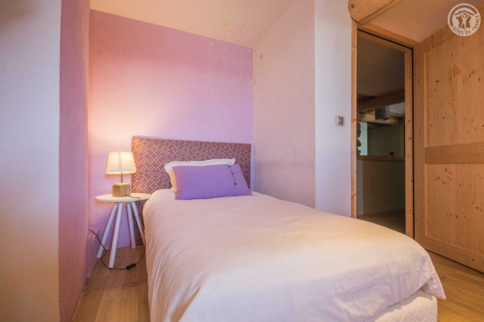 Chambre et espace nuit du Gîte Versaya