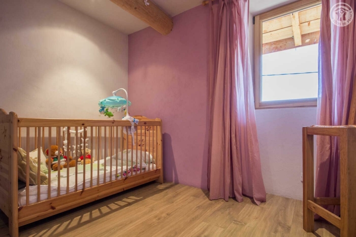 Chambre et espace nuit du Gîte Versaya