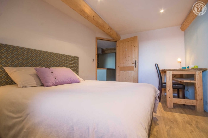 Chambre et espace nuit du Gîte Versaya