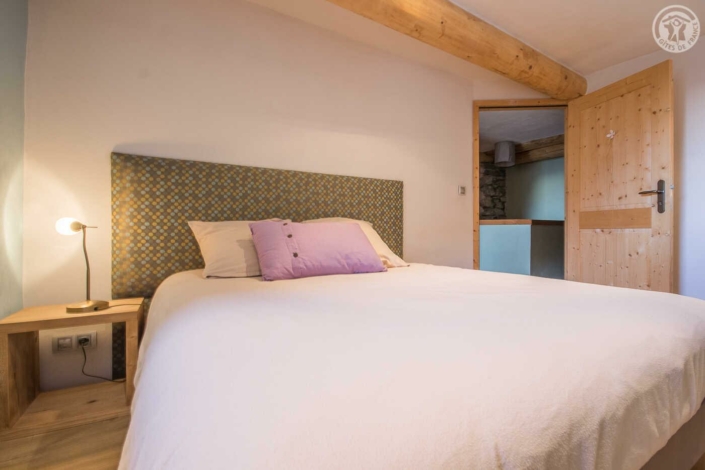 Chambre et espace nuit du Gîte Versaya