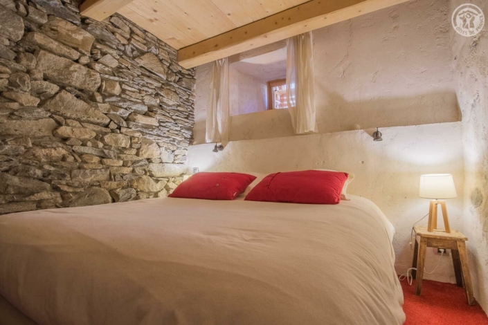 Chambre et espace nuit du Gîte Versaya